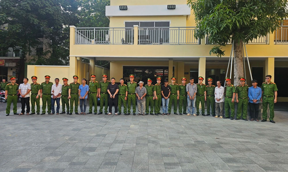  Hai cán bộ hải quan và 32 người bị bắt vì buôn lậu xăng dầu